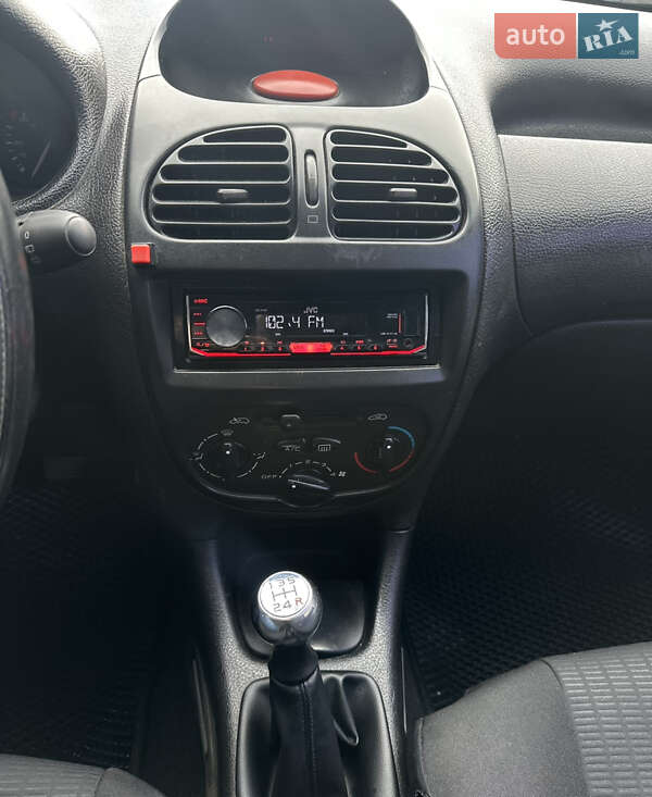 Хетчбек Peugeot 206 2001 в Чернівцях