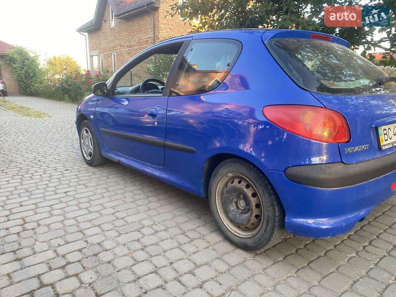Хэтчбек Peugeot 206 2004 в Ременове