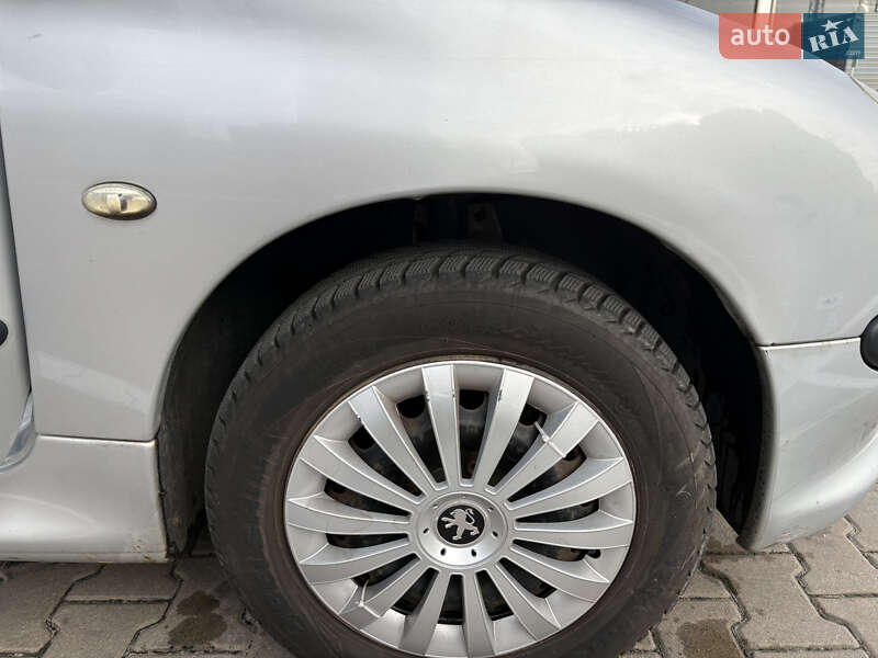 Хетчбек Peugeot 206 2005 в Києві
