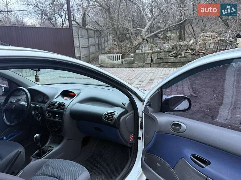 Хэтчбек Peugeot 206 2002 в Запорожье