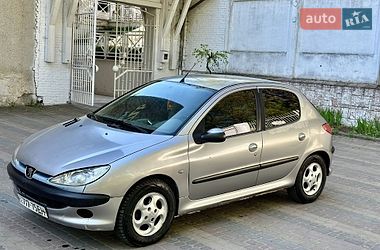 Хэтчбек Peugeot 206 2004 в Черновцах