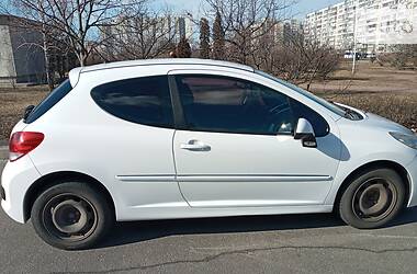 Хэтчбек Peugeot 207 2011 в Киеве