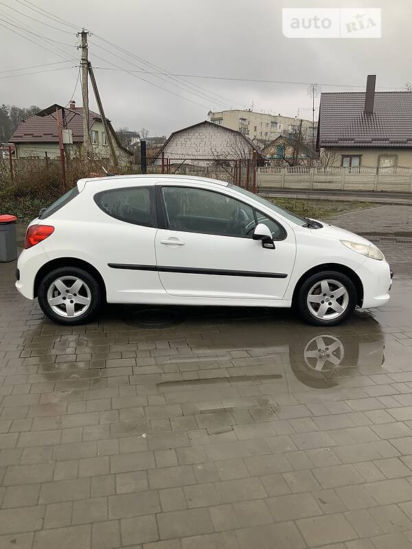Хетчбек Peugeot 207 2009 в Острозі