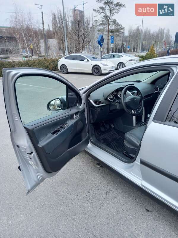Хетчбек Peugeot 207 2008 в Дніпрі