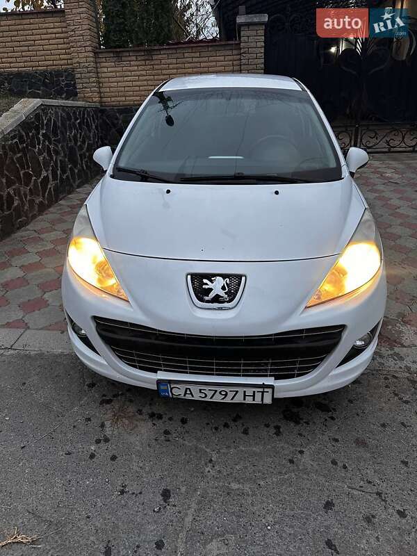 Хетчбек Peugeot 207 2011 в 