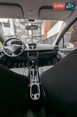 Хэтчбек Peugeot 207 2010 в 