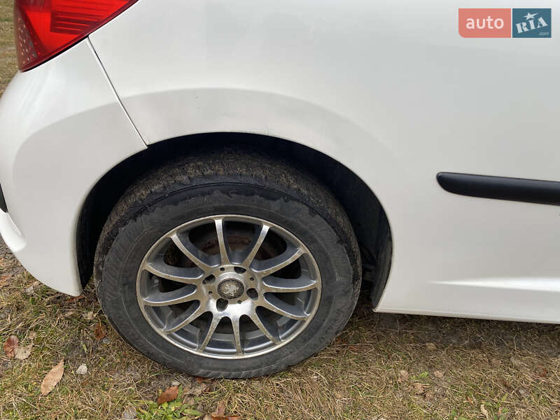 Хэтчбек Peugeot 207 2009 в Коростышеве