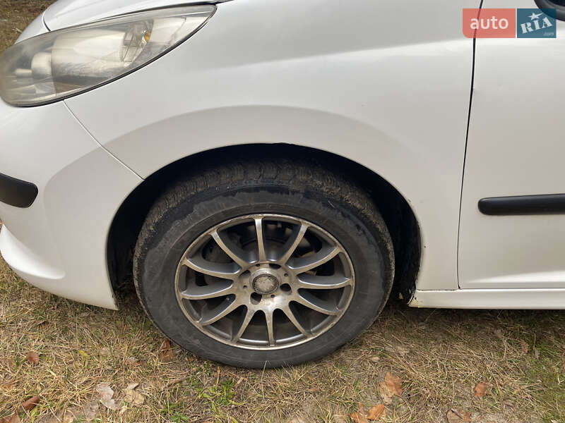 Хэтчбек Peugeot 207 2009 в Коростышеве