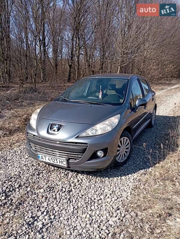 Хэтчбек Peugeot 207 2010 в Ивано-Франковске