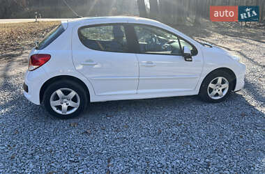Хетчбек Peugeot 207 2010 в 