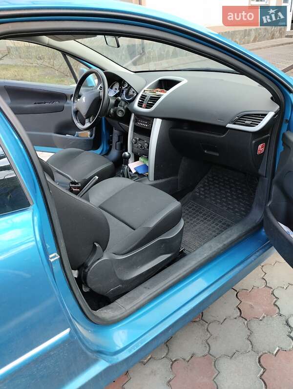 Хэтчбек Peugeot 207 2011 в Мироновке
