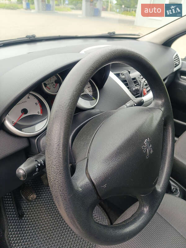 Хэтчбек Peugeot 207 2010 в Владимире