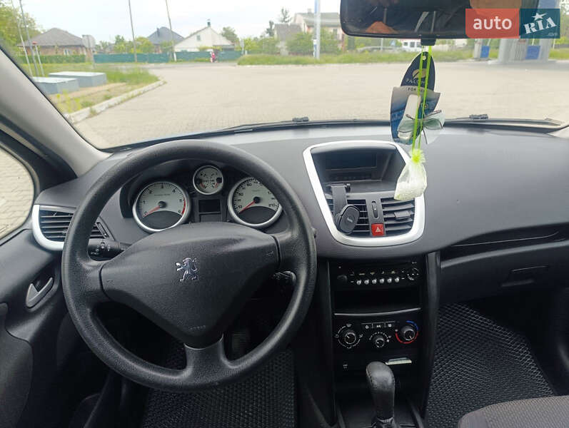 Хэтчбек Peugeot 207 2010 в Владимире