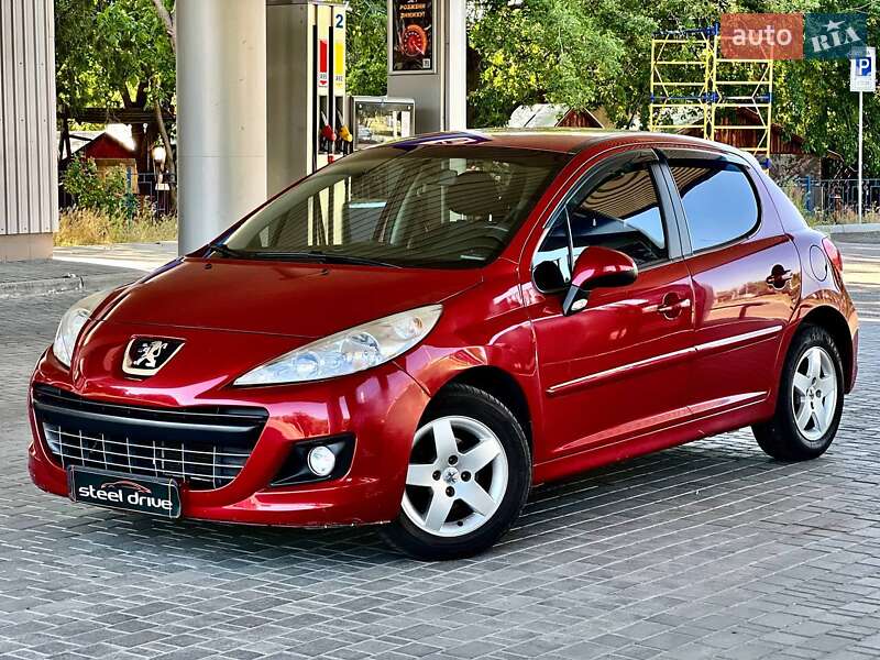 Хэтчбек Peugeot 207 2010 в 