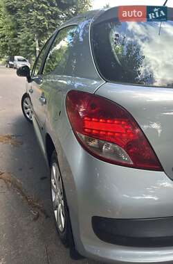 Хетчбек Peugeot 207 2010 в 