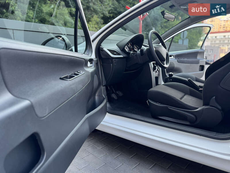 Хетчбек Peugeot 207 2011 в Києві