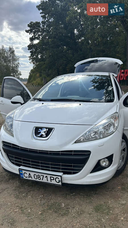 Хетчбек Peugeot 207 2011 в Новоархангельську