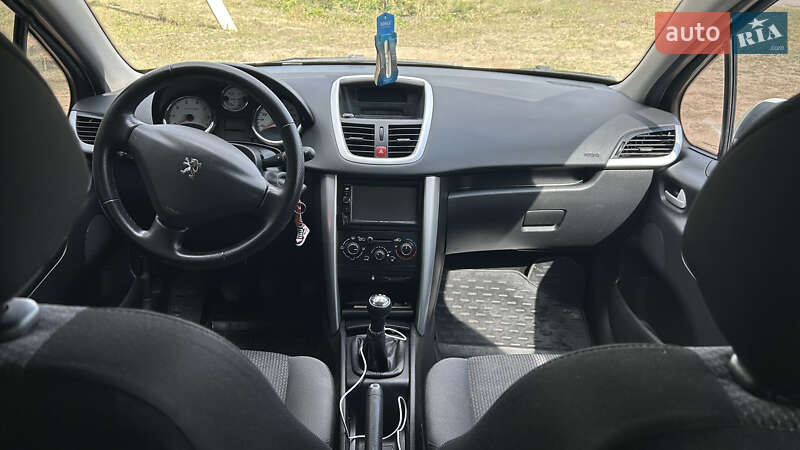 Хетчбек Peugeot 207 2011 в Новоархангельську