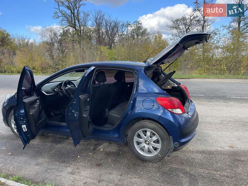 Хетчбек Peugeot 207 2010 в Каневі