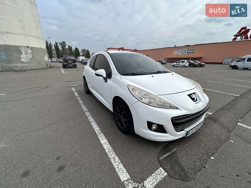 Хэтчбек Peugeot 207 2011 в Киеве