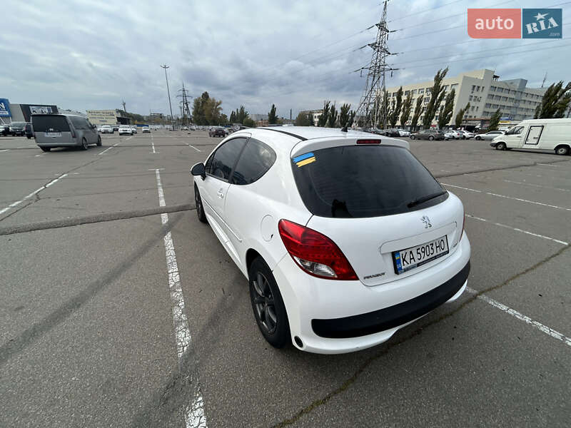 Хэтчбек Peugeot 207 2011 в Киеве