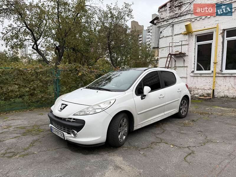 Хэтчбек Peugeot 207 2011 в 