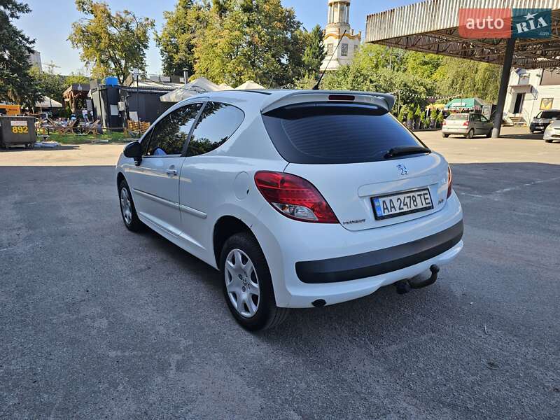 Хэтчбек Peugeot 207 2011 в Киеве