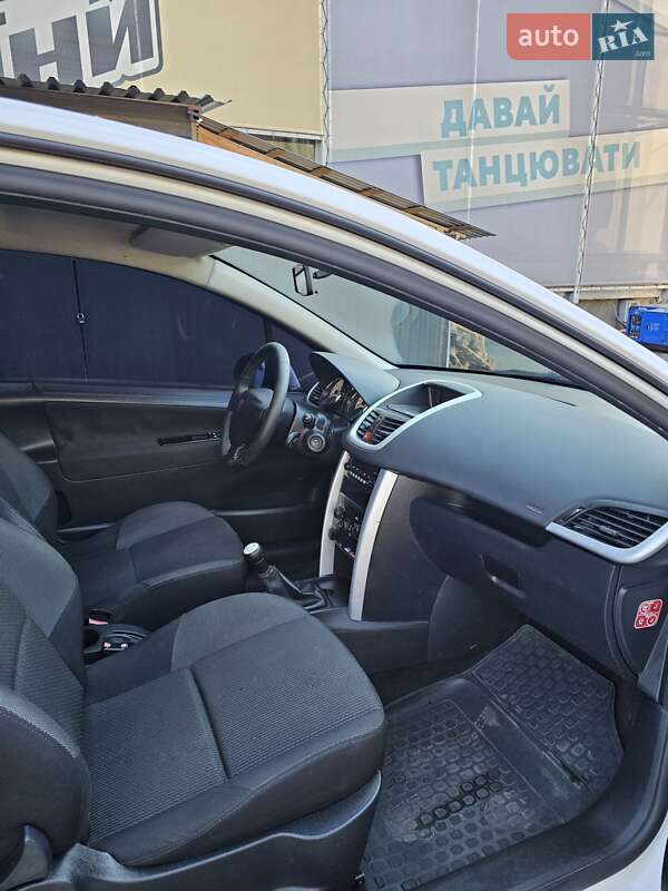 Хэтчбек Peugeot 207 2011 в Киеве