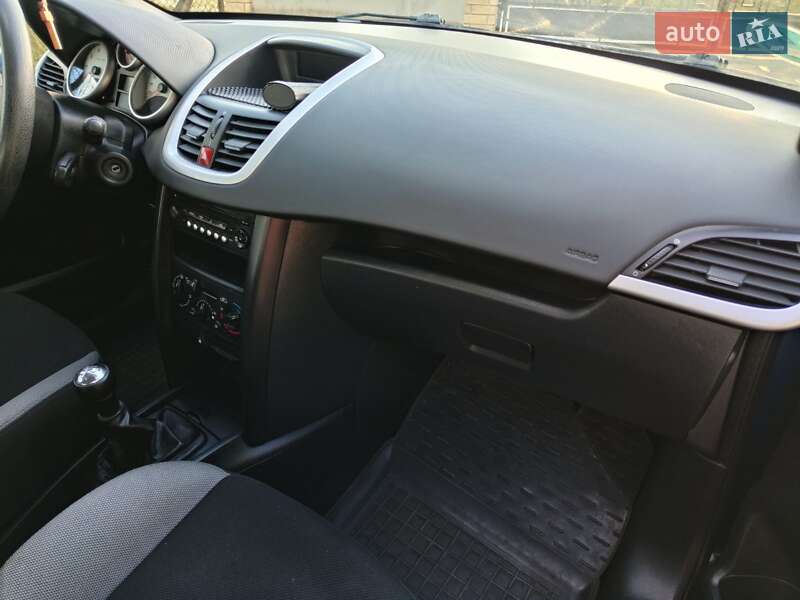 Хэтчбек Peugeot 207 2008 в Самборе