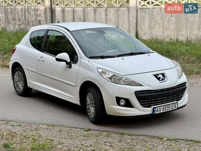 Хэтчбек Peugeot 207 2011 в Чугуеве
