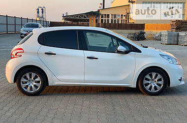 Хетчбек Peugeot 208 2014 в 