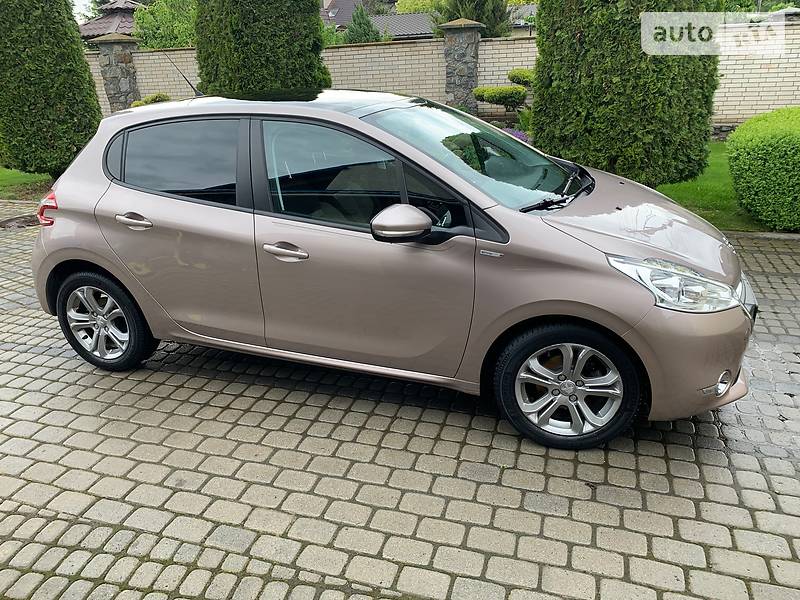 Хетчбек Peugeot 208 2014 в Вінниці