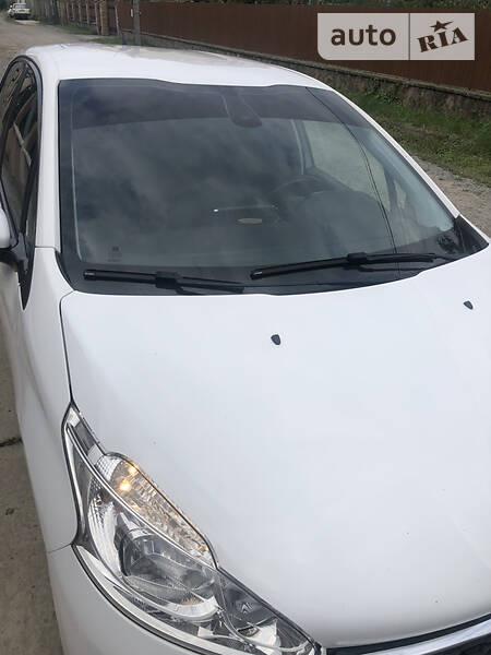 Хетчбек Peugeot 208 2014 в Ужгороді фото 10 Хетчбек Peugeot 208 2014 в Ужгороді