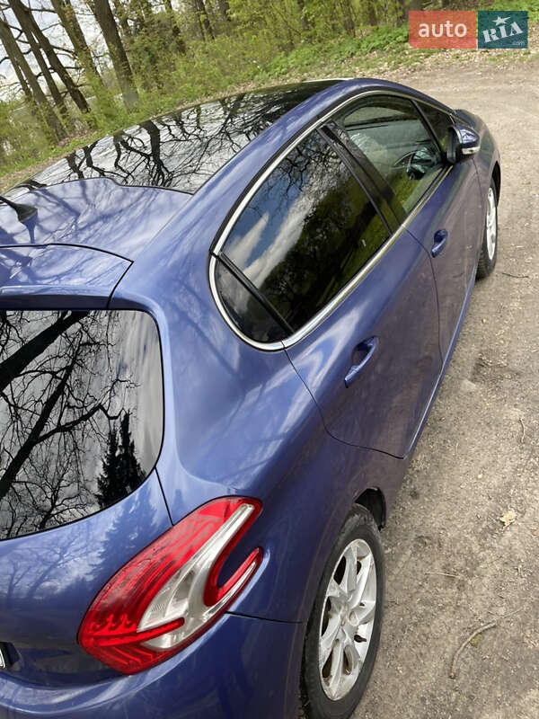 Хетчбек Peugeot 208 2013 в Баранівці
