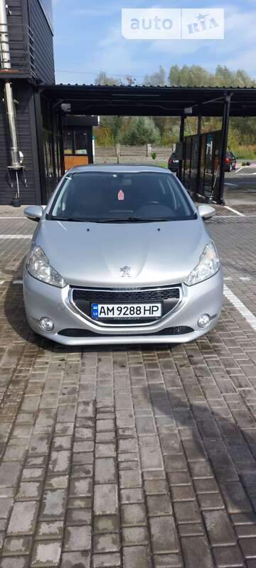 Хетчбек Peugeot 208 2015 в Звягелі