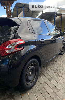 Хетчбек Peugeot 208 2012 в Долині