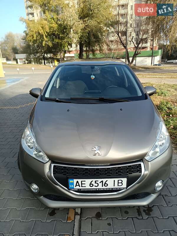 Хетчбек Peugeot 208 2013 в Кам'янському