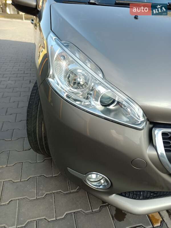 Хетчбек Peugeot 208 2013 в Кам'янському