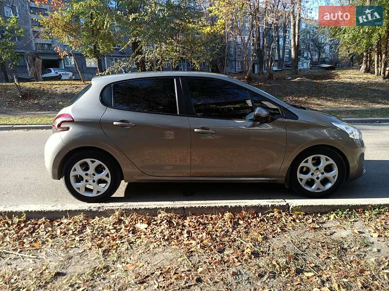 Хетчбек Peugeot 208 2013 в Кам'янському
