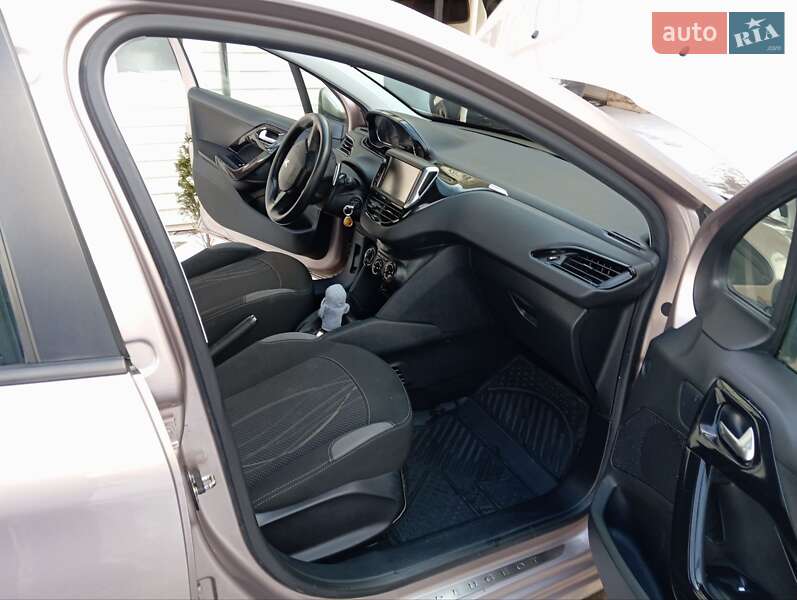 Хетчбек Peugeot 208 2013 в Любашівці