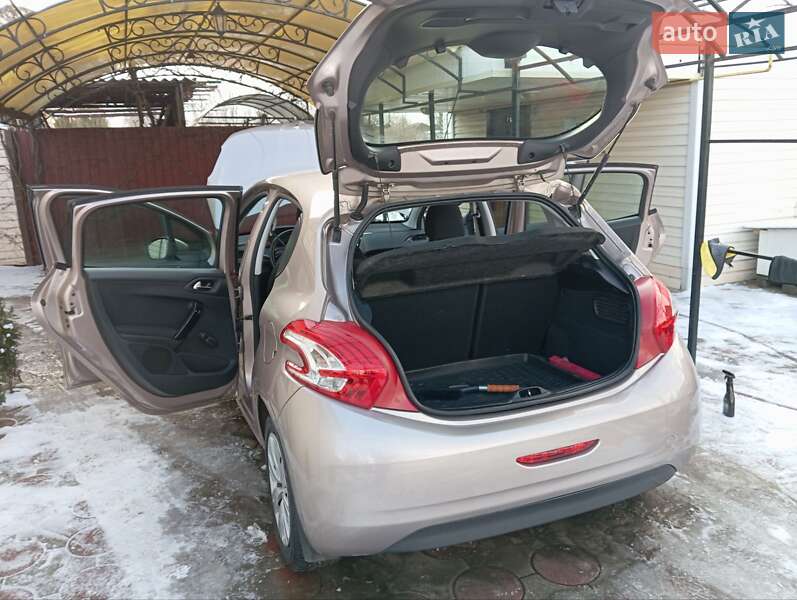 Хетчбек Peugeot 208 2013 в Любашівці