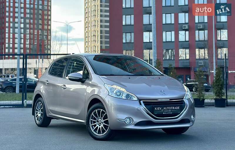 Хэтчбек Peugeot 208 2015 в 