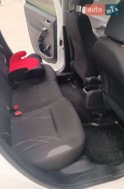 Хэтчбек Peugeot 208 2013 в 