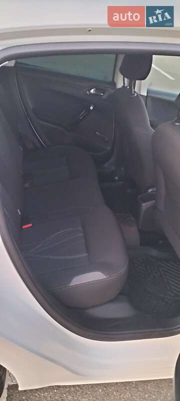 Хетчбек Peugeot 208 2015 в Києві