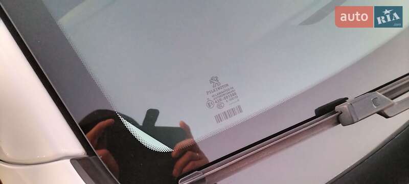 Хетчбек Peugeot 208 2015 в Києві