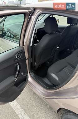 Хетчбек Peugeot 208 2015 в 
