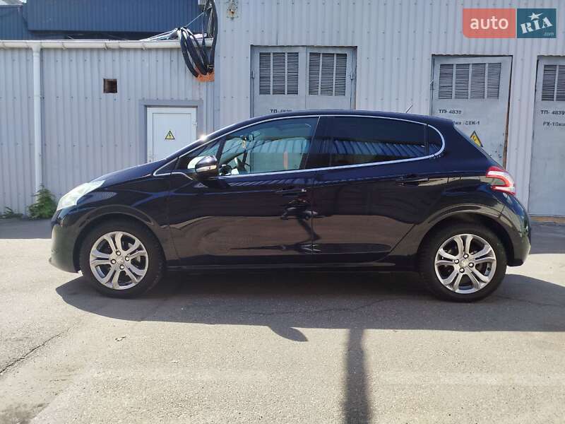 Хэтчбек Peugeot 208 2014 в 