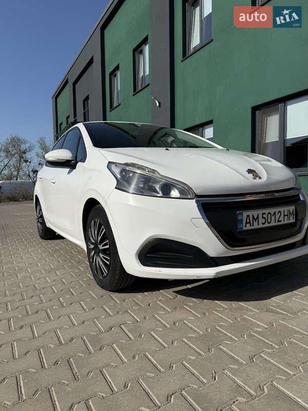 Хэтчбек Peugeot 208 2016 в 