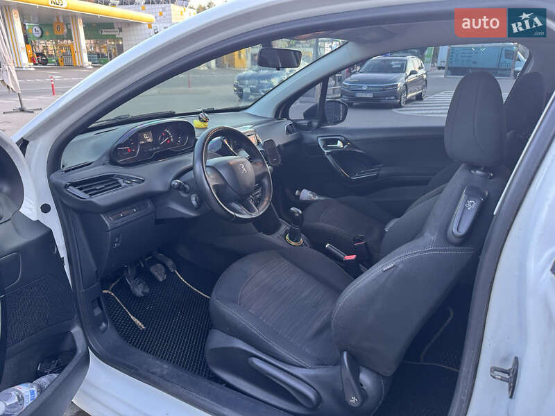 Хетчбек Peugeot 208 2016 в Києві