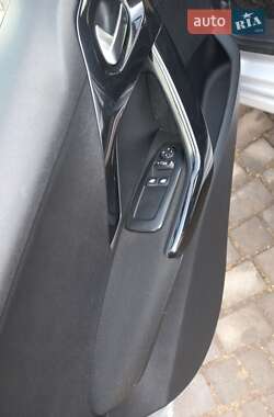 Хетчбек Peugeot 208 2015 в 